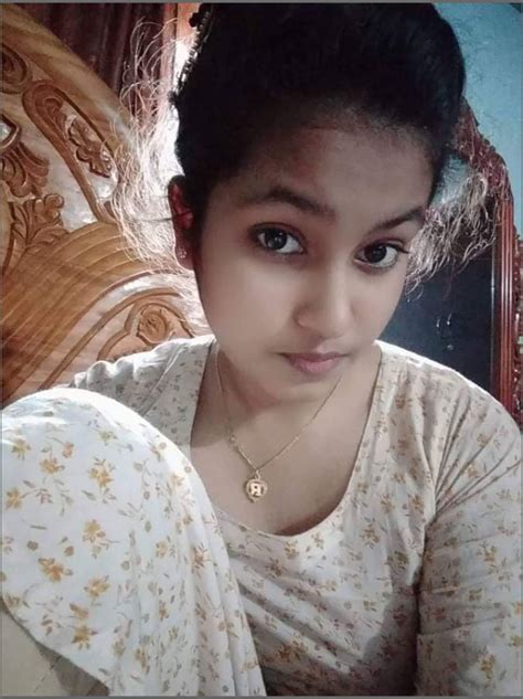 Bangladeshi Beautiful Girl Leaked Pics