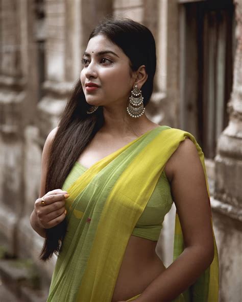 young  beautiful bengali model sunetra stunning saree photo gallery