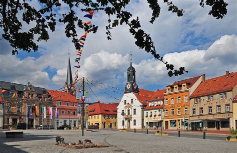 marktplatz mit postmeilensaeule und marktbrunnen platz oad elbland