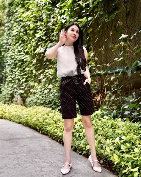 5 Gaya Keren Ootd Sandra Dewi Kecantikannya Bikin Salah Fokus