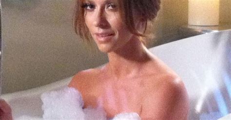 Jennifer Love Hewitt Tweets A Picture Of Herself Taking A Bubble Bath