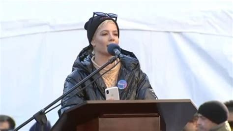 Halsey Stuns Nyc Women S March With Powerful Poem About Abuse