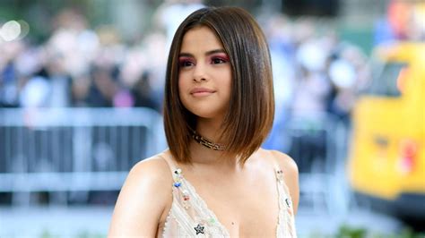 selena gomez s instagram hacked nude photos of justin bieber are posted entertainment tonight