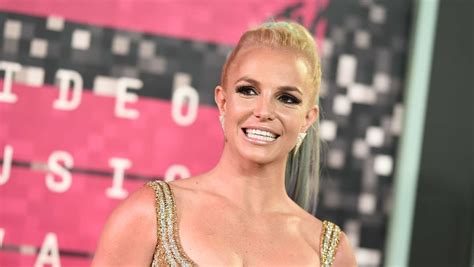 Britney Spears Pose Topless Pendant Ses Vacances Ladepeche Fr