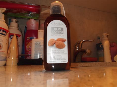 La sua capacità di penetrare in profondità nei capelli lo rende . The Twin's Family: Olio di mandorle Omia Laboratoires