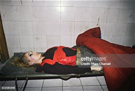dead body   female fighter   bosnian militia killed  fotografia de noticias