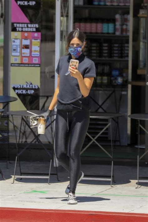 eiza gonzalez showed ooff her sexy ass in tight leggings 18 photos