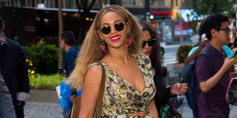 beyonce gets applauded for walking funny beyonce fan video