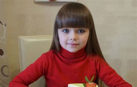 russa de 6 anos está sendo chamada de a menina mais linda do mundo