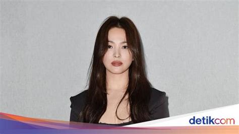 foto cantiknya song hye kyo serba hitam di milan fashion week