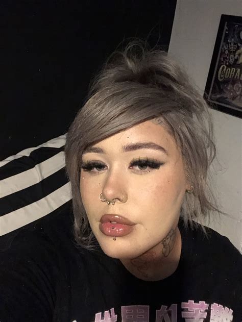 𝐜𝐚𝐧𝐝𝐲 on twitter my hair is so emo cos it s broken as fuck at the front😂