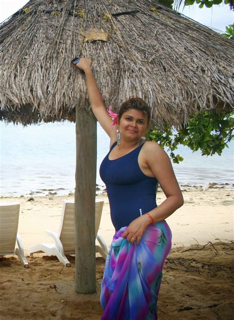 beautiful desi mallu housewife on the beach new photos