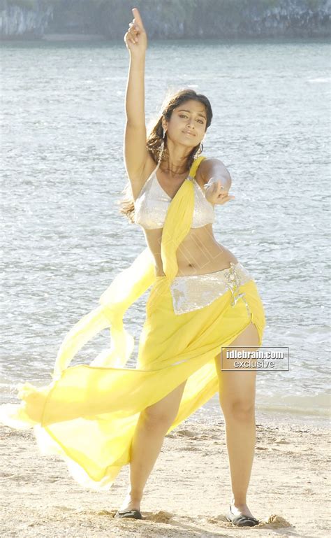 actress ileana hot navel and thigh show