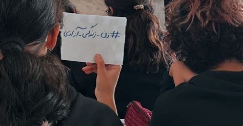 کلاس درسی بدون حجاب اجباری با شعار زن زندگی آزادی