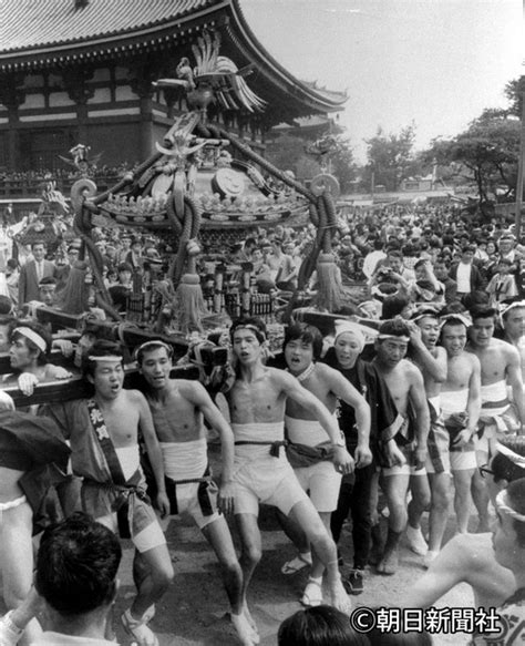 朝日新聞デジタル：1971年の浅草三社祭。上半身裸の男に混じって、法被姿の女性もみこしをかつぐ 浅草今昔（26 38） フォトギャラリー