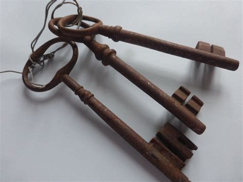 skeleton keys rusty  keys   large antique french circa