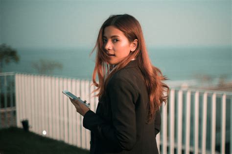 woman    camera holding  smartphone image  stock photo public domain photo