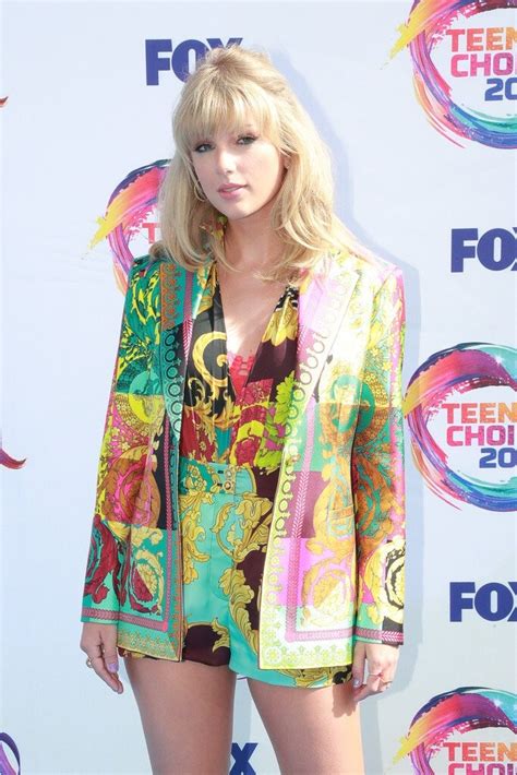 taylor swift sexy legs at 2019 teen choice awards the