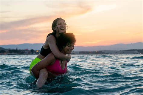 Netflix The Swimmers Follows Refugee Yusra Mardinis Path To The Olympics