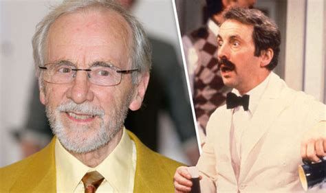 andrew sachs dead fawlty towers manuel dies  dementia aged  celebrity news showbiz