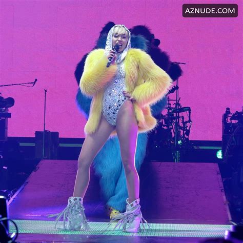 miley cyrus showed her sexy ass on stage during