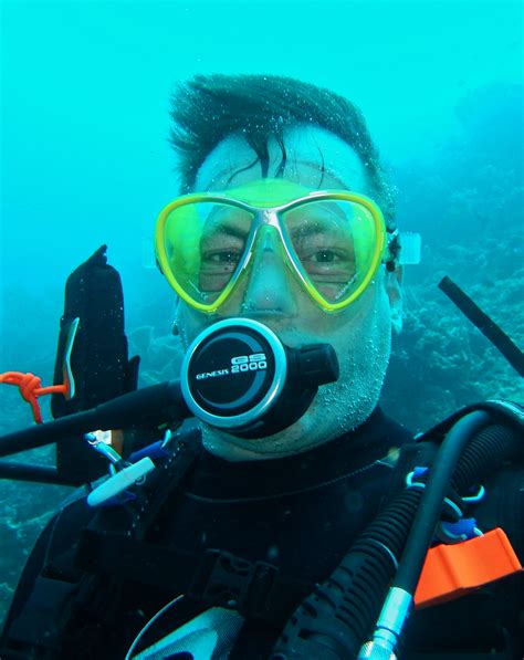 female diver holding breath underwater hot girl hd wallpaper