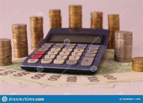 calculator die door euro muntstukken wordt omringd die op euro papiergeld van  euro worden