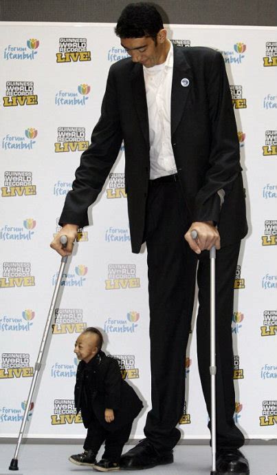 World S Tallest Man Meets Shortest Man Xinhuanet