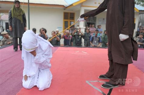女性に近接し公開むち打ち刑、執行中に男性卒倒 インドネシア 写真5枚 国際ニュース：afpbb news