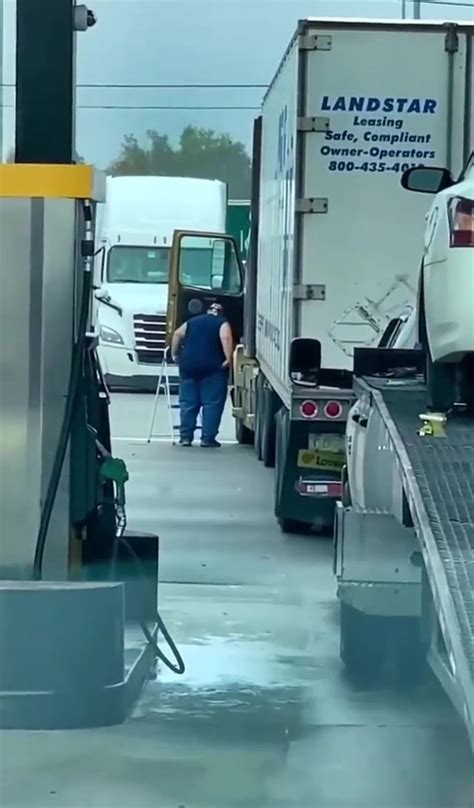 dumpert vrachtwagenchauffeur heeft moeite met instappen