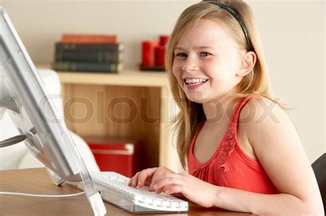 junges mädchen mit computer zu hause stockfoto colourbox