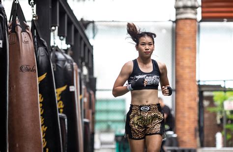 train  thailands women  muay thai discovery