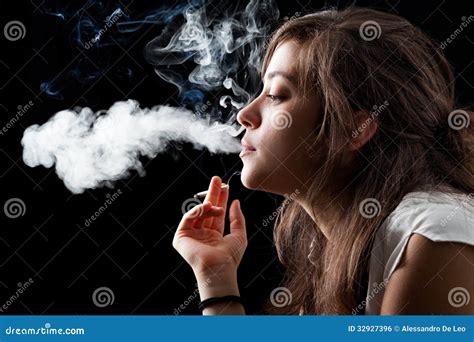 rokende vrouw stock foto image  vrouw brunette ernstig