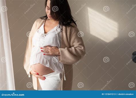 portret van een zwangere vrouw die voor bevalling voorbereidingen treffen stock afbeelding