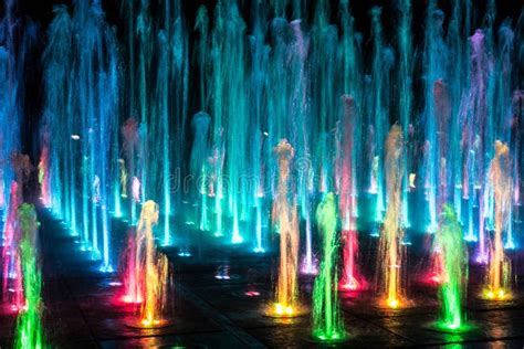 fontaine coloree la nuit photo stock image du complexe