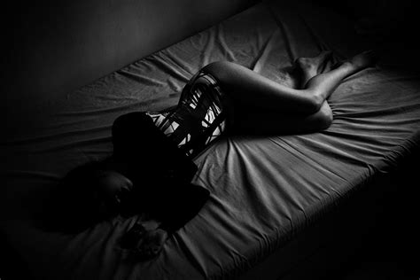 тапети черно сянка в леглото силует жени на закрито боди лежи на страна светлина