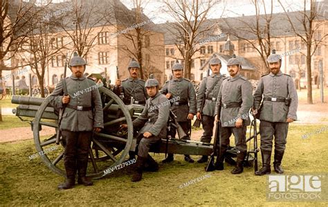 ww  german field artillery crew poses    cm feldkanone