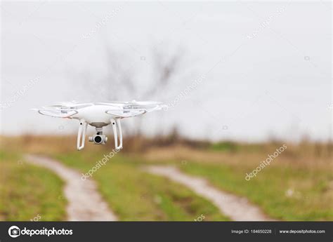 drone moderno en el campo fotografia de stock  ivantsov  depositphotos