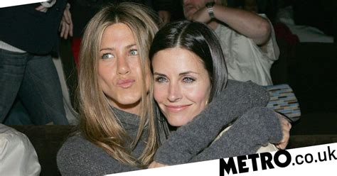 Jennifer Aniston Will Be Courteney Cox S Maid Of Honour At