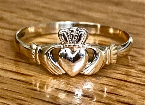 stunning vintage ct gold claddagh ring   ireland