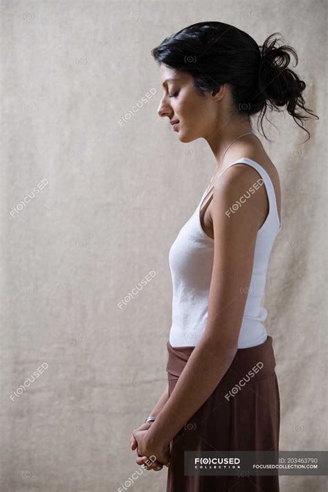 vista lateral de la mujer  los ojos cerrados yoga vertical