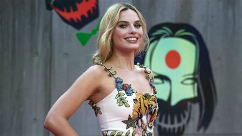 Margot Robbie S Dress Roars At The Suicide Squad Premiere In London