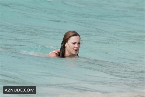 melissa george shows off her figure while out vacationing