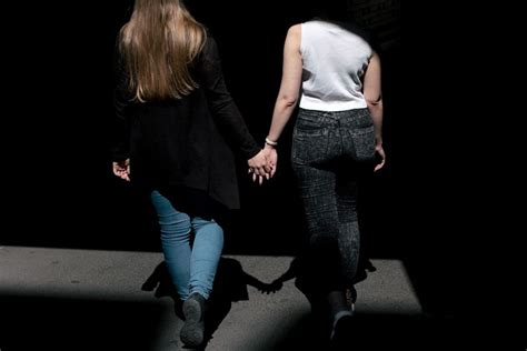 ein lesbisches paar soll aus einem einkaufszentrum geschmissen worden