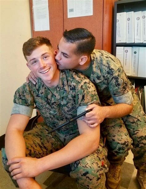 Hot Army Men Military Love Men Kissing Lgbt Love Hommes Sexy Men