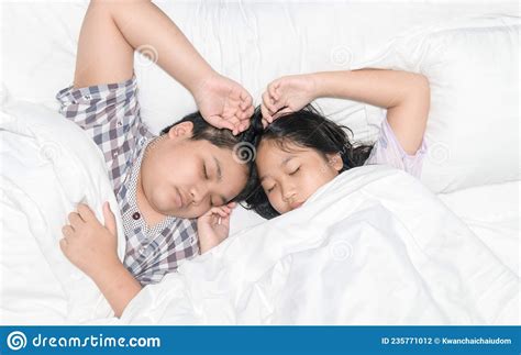 bruder und schwester schlafen zusammen mit einer deckenruhe und gesund