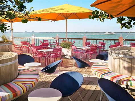 spectacular waterfront restaurants   world