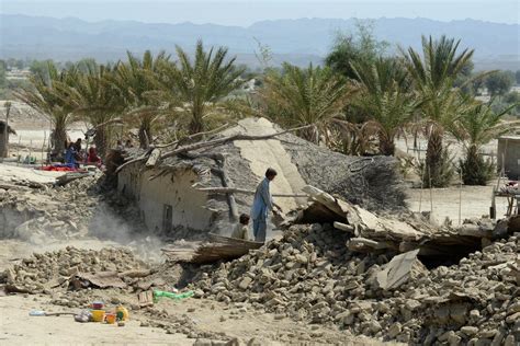 Toll In Quake In Pakistan Rises Past 300 The New York Times