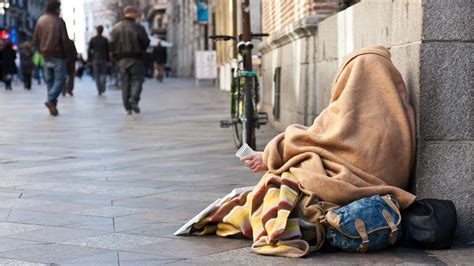 pobreza la exclusion social aumenta en mas de  millon de personas