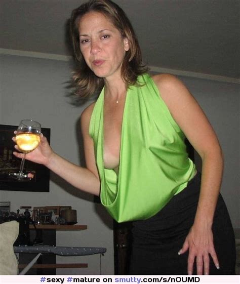 mature downblouse cleveage sexy